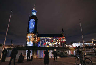 原爆ドームと折り鶴を投影　ストックホルム市庁舎