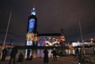 原爆ドームと折り鶴を投影　ストックホルム市庁舎