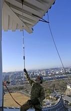 「白鷺」新年へすっきり　姫路城、陸自隊員ら恒例すす払い