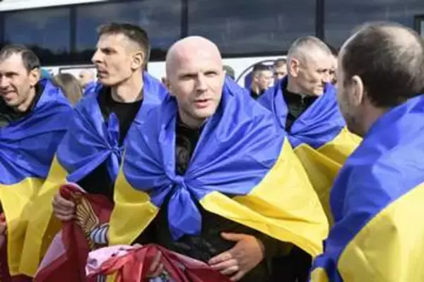 ロシアとウクライナが捕虜交換　帰還兵士「やっと自由に」