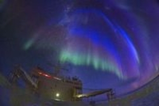 しらせ船上からオーロラ鮮やか　南極海、観測隊員が撮影