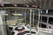 東証、午前終値6万4681円　一時900円安