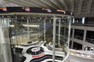 東証、午前終値6万4681円　一時900円安