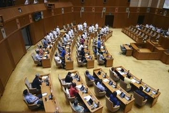沖縄知事の問責決議可決　米事務所問題「信用失墜」