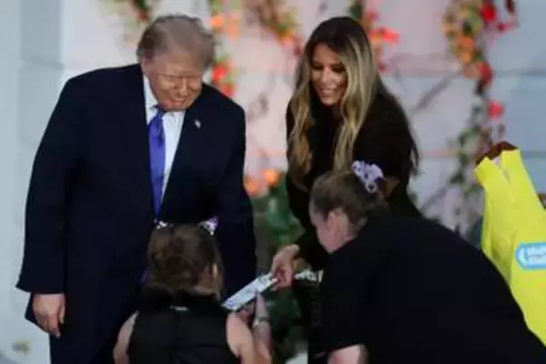 トランプ氏、つかの間の休息　ハロウィーンでお菓子配り