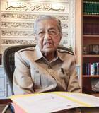 「マハティール元首相、転倒し骨折　100歳、数週間入院の見通し」の画像1