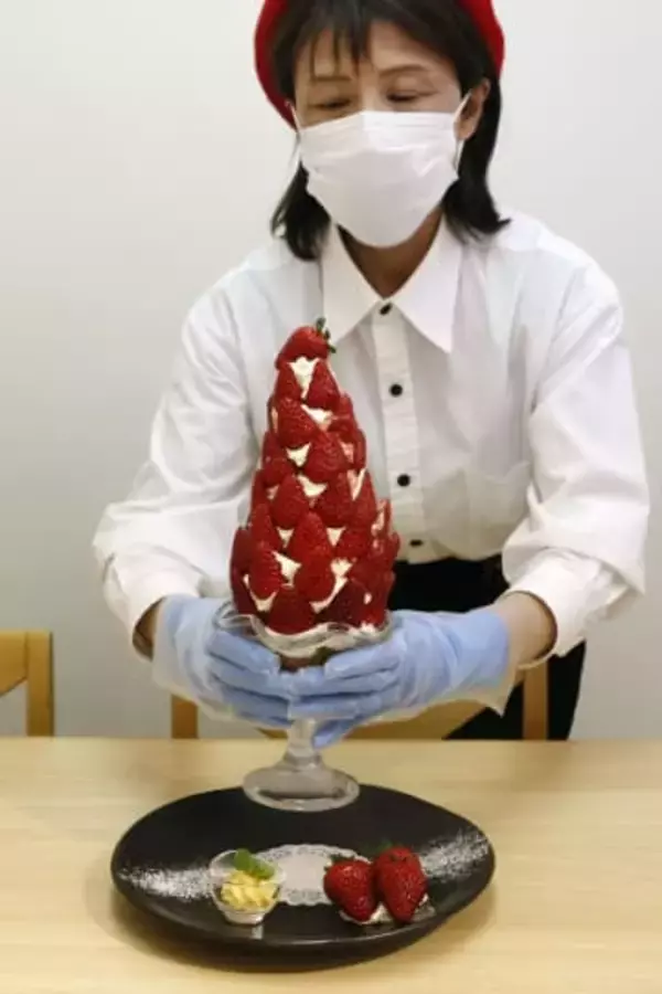 高さ30センチ巨大イチゴパフェ　奈良県名産を使い道の駅で提供