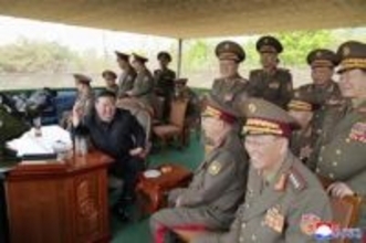 北朝鮮軍が25日に迫撃砲訓練　革命軍創建94年、金氏が視察