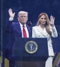 米著名司会者の降板要求　大統領夫妻「分断目的」