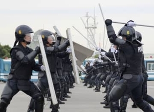 警視庁、新配属の機動隊員が訓練　東京デフリンピックや年末控え