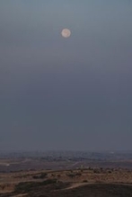 ガザ上空でスーパームーン　がれきの街、浮かび上がる