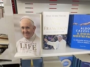 前ローマ教皇、惜しむ声今も　死去1年、関連書籍の出版続く