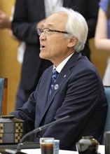 渦中の蔵内氏、首相と懇談　現金授受疑惑、議会議長
