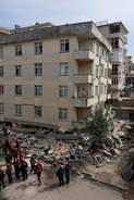 トルコ建物倒壊、2人死亡　上層階を違法増築か