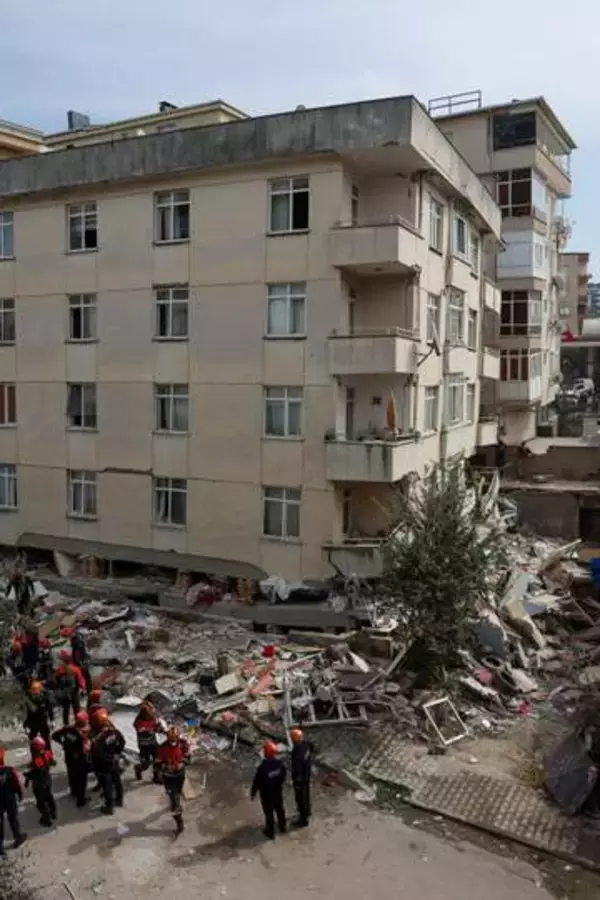 トルコ建物倒壊、2人死亡　上層階を違法増築か