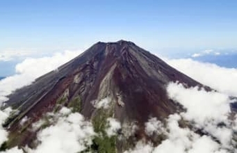 富士山8合目で男性死亡　山梨県側、高山病か