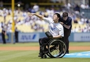 国枝さん、力強く始球式　大リーグ、ドジャース本拠地