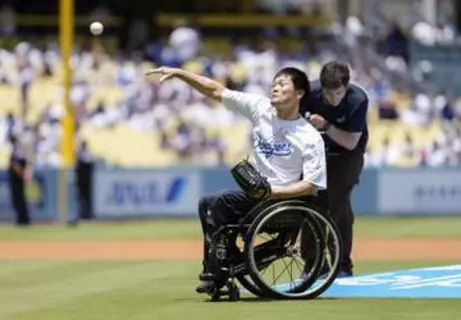 国枝さん、力強く始球式　大リーグ、ドジャース本拠地