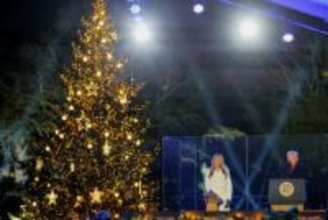 トランプ大統領夫妻がツリー点灯　米国、Xマスシーズン入り