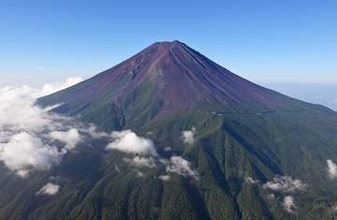 富士山でインドネシアの男性死亡　登山中病死か、7合目付近で発見