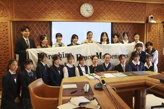 高校生平和大使が国連に署名提出　反核の6万筆、スイスで