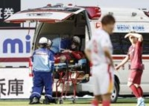J1選手衝突、ピッチに救急車　サッカー、神戸―名古屋戦