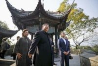 マクロン夫妻と「都江堰」で散歩　習近平夫妻、異例の厚遇もてなし