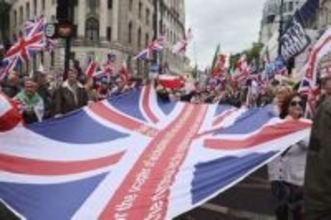ロンドン、極右デモに6万人参加　親パレスチナは2万人行進