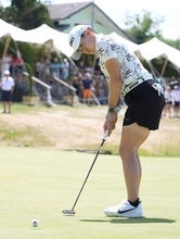 岩井明65、3打差2位　エビアンゴルフ第3日