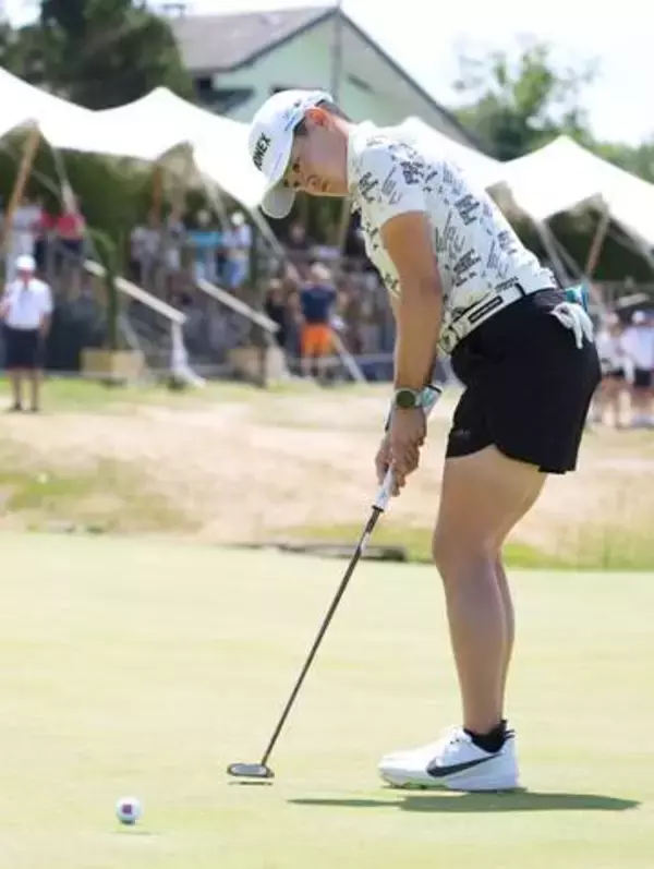 岩井明65、3打差2位　エビアンゴルフ第3日