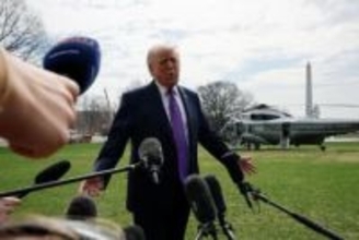 トランプ氏「機雷ない」　海峡航行リスク否定に躍起