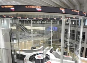 東証反発、終値6万7743円　1000円近く下落も買い戻し