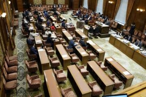 衆院委、定数削減法を質疑　与党強行、野党欠席へ