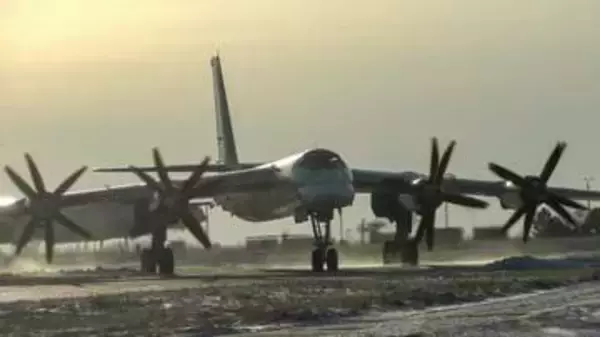 ロシア戦略爆撃機が日本海飛行　11時間超、戦闘機随伴