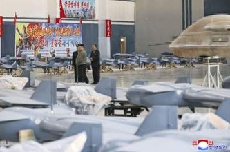 金正恩氏、軍需工場視察　複数兵器で攻撃、ロシア模倣か