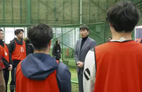 広島の新井監督、新人トレ視察　「楽しみな選手がたくさん」