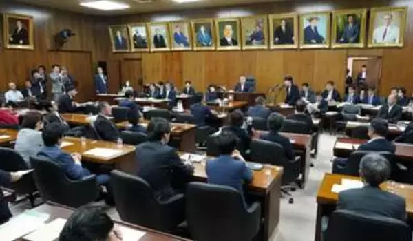 首相「再審制度を確実に前進」　政府案修正を否定