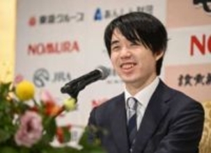 藤井聡太「光栄に感じる」　最年少で永世三冠