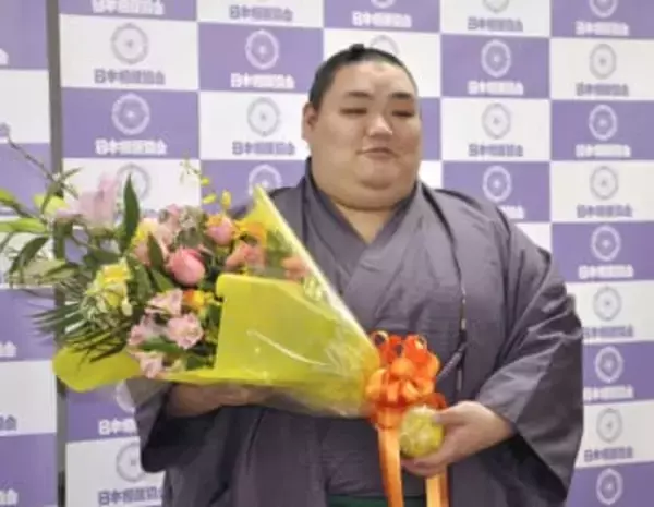 腰痛悪化で「心が折れた」　元幕内大翔鵬が引退会見