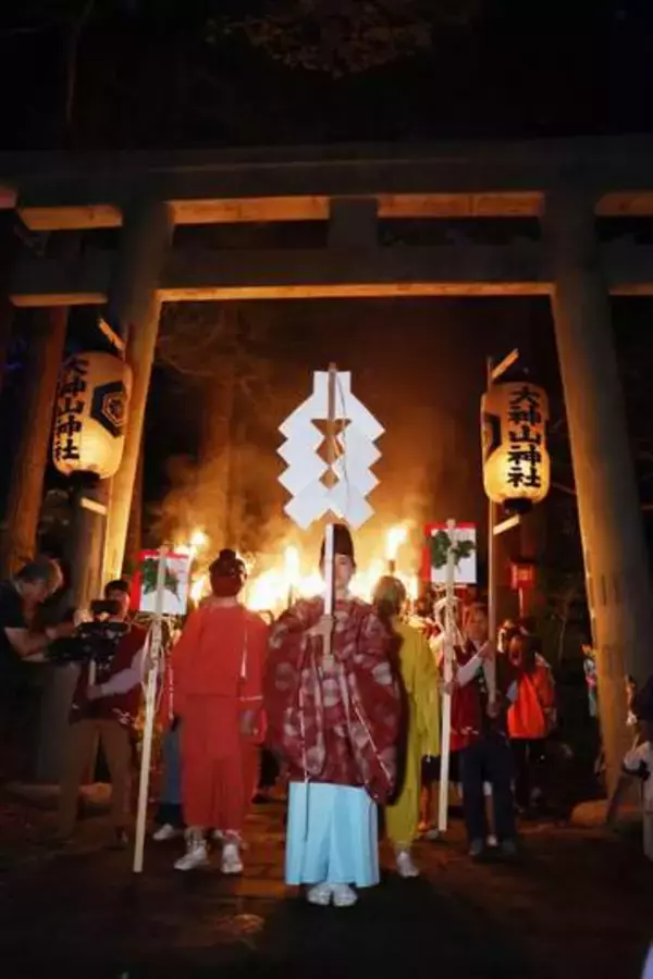 山開き前夜祭、鳥取・大山　初夏の夜彩るたいまつ行列