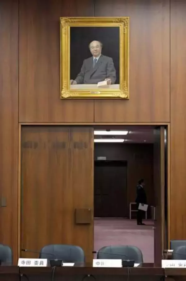故中山氏の肖像画飾り憲法論議　ベテラン議員「感慨深い」