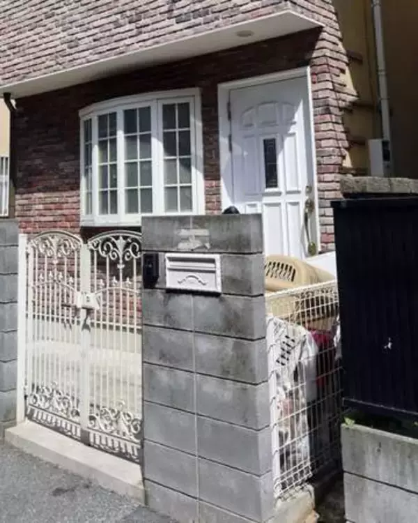 劣悪環境で犬猫39匹飼育か　動物愛護団体代表の女逮捕