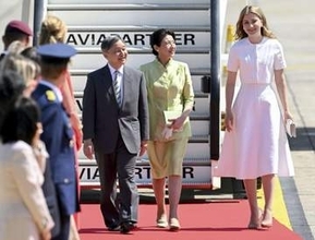 ベルギー王女出迎え初の国賓接遇　到着の両陛下と笑顔で握手