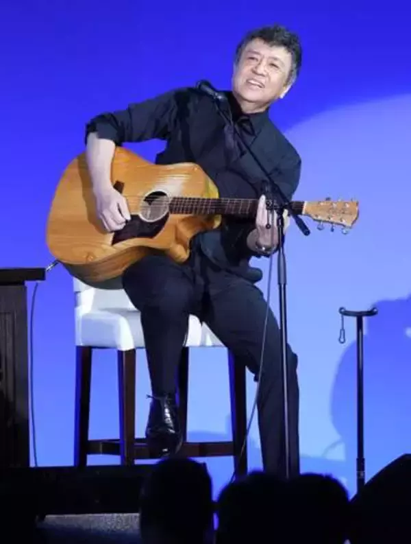 世良さん「燃えろ早苗」とエール　党大会、特別ゲストで弾き語り