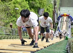 ジャンプ台駆け上がるレース　傾斜37度、札幌冬季五輪会場で