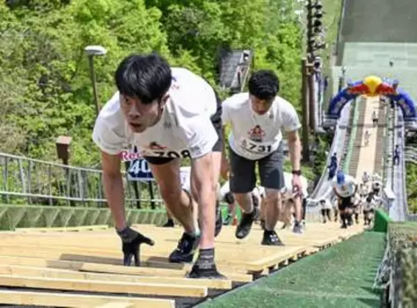 ジャンプ台駆け上がるレース　傾斜37度、札幌冬季五輪会場で