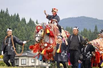 初夏の田園、鈴響かせ行進　岩手、チャグチャグ馬コ