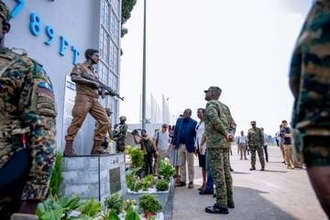 イスラエル首相の亡兄像を設置　ウガンダ空港、奇襲作戦で死亡