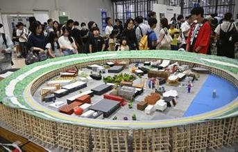 高専学生が作品の技術を披露　万博リング模型も、神戸
