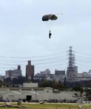 「米軍、嘉手納で降下訓練　伊江島飛行場の再開後初」の画像1